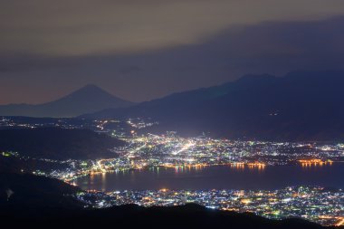 Gece Suwa'ya görünümü city ve Mt.Fuji