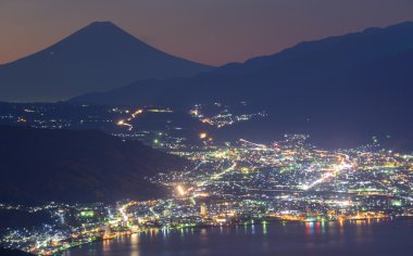 Gece Suwa'ya görünümü city ve Mt.Fuji