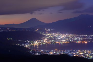 Suwa şehir ve Mt.Fuji ışık şafak