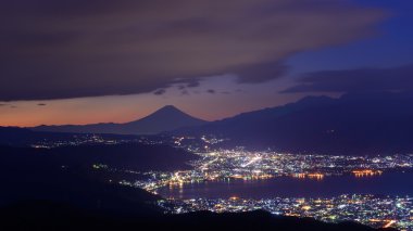 Suwa şehir ve Mt.Fuji ışık şafak