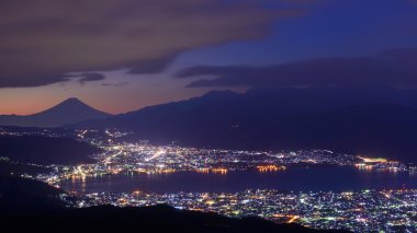 Suwa şehir ve Mt.Fuji ışık şafak