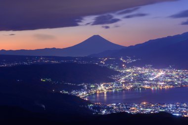 Suwa şehir ve Mt.Fuji ışık şafak
