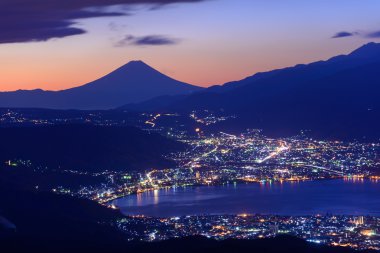 Suwa şehir ve Mt.Fuji ışık şafak