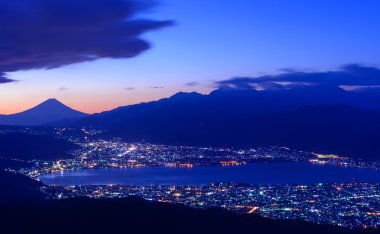Suwa şehir ve Mt.Fuji ışık şafak