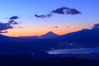 Suwa şehir ve Mt.Fuji ışık şafak