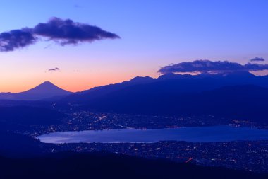Suwa şehir ve Mt.Fuji ışık şafak
