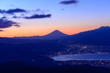 Suwa şehir ve Mt.Fuji ışık şafak