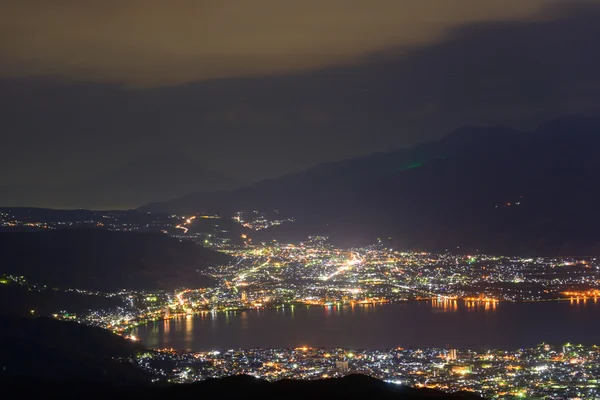 夜视图的诹访市和富士山 — 图库照片