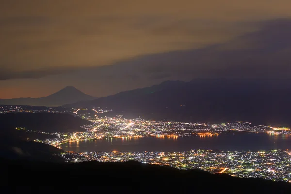 夜视图的诹访市和富士山 — 图库照片