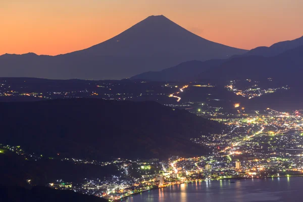 Hajnalban Suwa város és Mt.Fuji fények — Stock Fotó