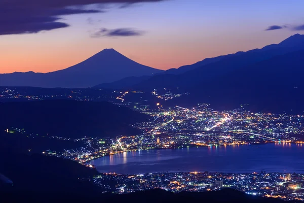 Hajnalban Suwa város és Mt.Fuji fények — Stock Fotó