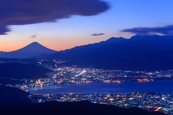 Luces de la ciudad de Suwa y el Monte Fuji al amanecer — Foto de Stock