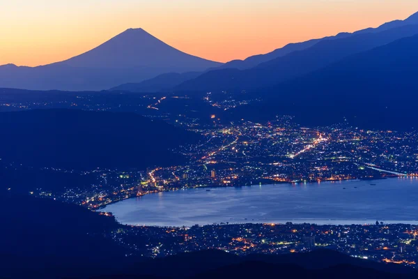 Luci della città di Suwa e del Monte Fuji all'alba — Foto Stock