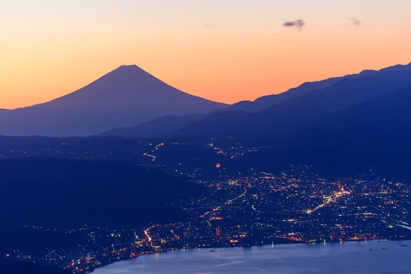 Luces de la ciudad de Suwa y el Monte Fuji al amanecer —  Fotos de Stock