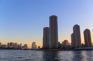 Okawabata Rivercity 21 Tokyo alacakaranlıkta