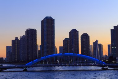 Eitai köprü ve Okawabata Rivercity 21 Tokyo alacakaranlıkta
