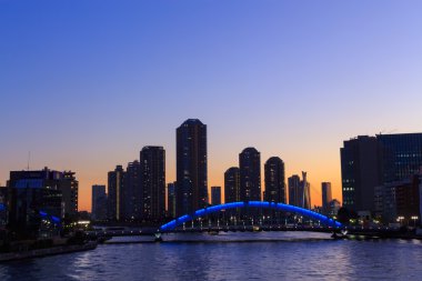 Eitai köprü ve Okawabata Rivercity 21 Tokyo alacakaranlıkta