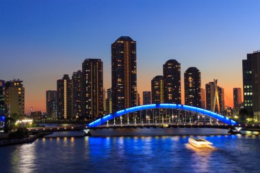 Eitai köprü ve Okawabata Rivercity 21 Tokyo alacakaranlıkta