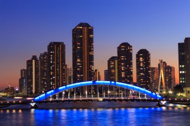 Eitai köprü ve Okawabata Rivercity 21 Tokyo alacakaranlıkta