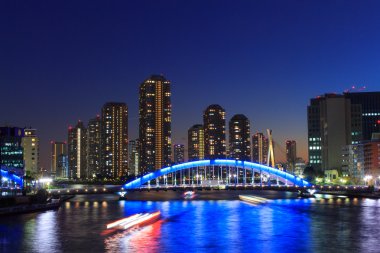 Eitai köprü ve Okawabata Rivercity 21 Tokyo alacakaranlıkta
