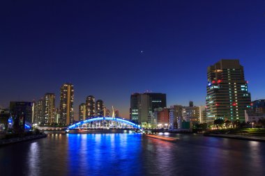 Eitai köprü ve Okawabata Rivercity 21 Tokyo alacakaranlıkta