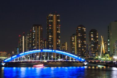 Eitai köprü ve Okawabata Rivercity 21 Tokyo alacakaranlıkta
