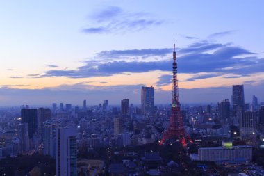 Tokyo şehri ve Tokyo Kule Olimpiyat aydınlatma