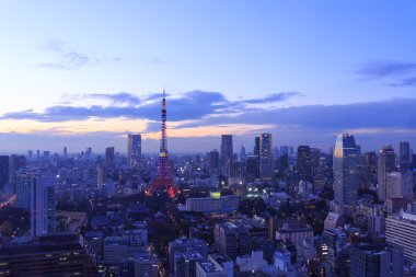 Tokyo şehri ve Tokyo Kule Olimpiyat aydınlatma