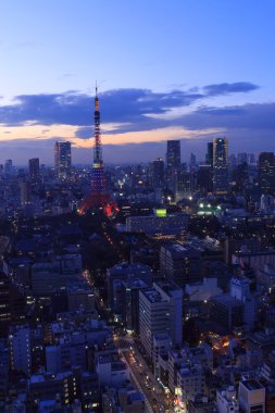 Tokyo şehri ve Tokyo Kule Olimpiyat aydınlatma