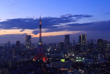 Tokyo şehri ve Tokyo Kule Olimpiyat aydınlatma