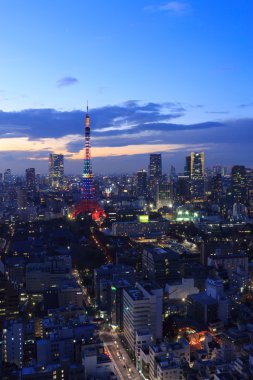 Tokyo şehri ve Tokyo Kule Olimpiyat aydınlatma