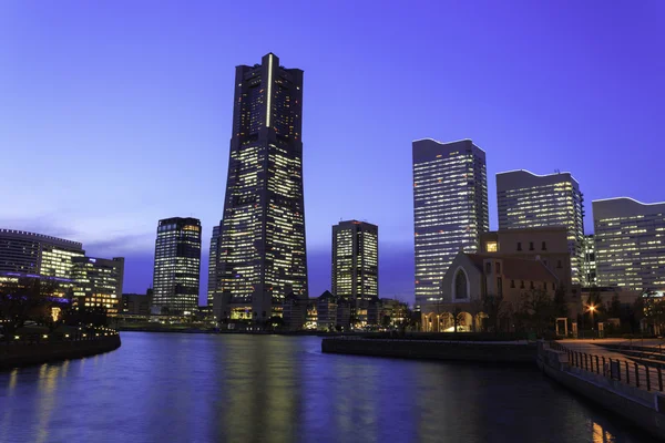 Arranha-céus em Minatomirai, Yokohama no crepúsculo — Fotografia de Stock