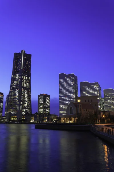 Rascacielos en Minatomirai, Yokohama en el crepúsculo — Foto de Stock