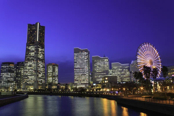 Wolkenkratzer in Minatomirai, Yokohama in der Dämmerung — Stockfoto