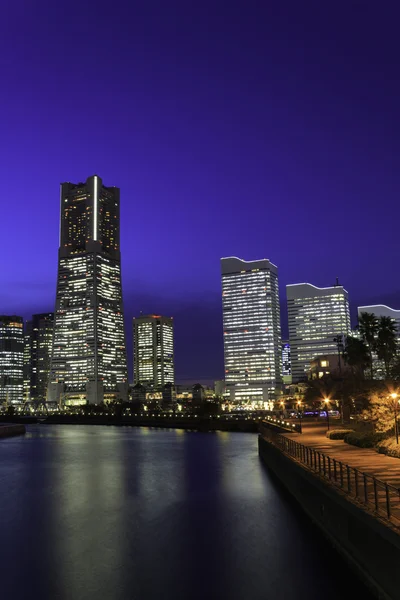 Wolkenkrabber op Minatomirai, Yokohama in de schemering — Stockfoto