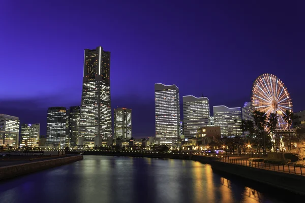 Хмарочос в Minatomirai, Yokohama в сутінках — стокове фото