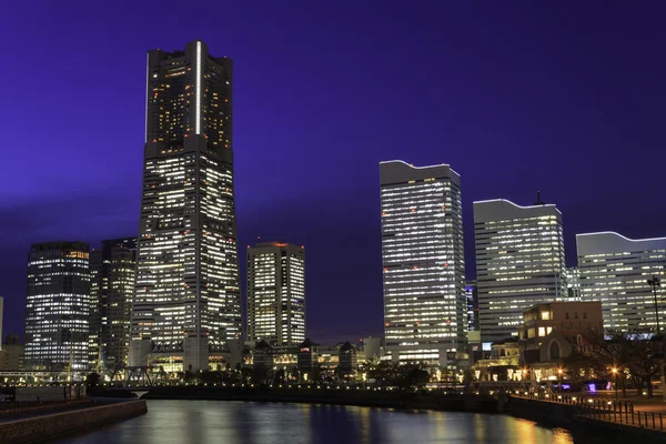 Rascacielos en Minatomirai, Yokohama en el crepúsculo — Foto de Stock