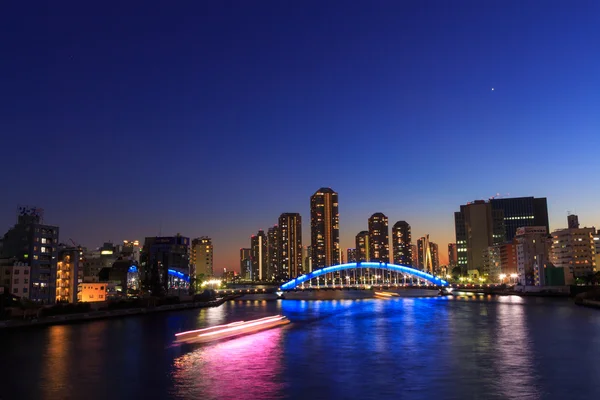 夕暮れ時の東京での大川端リバーシティ 21 と永代橋 — ストック写真