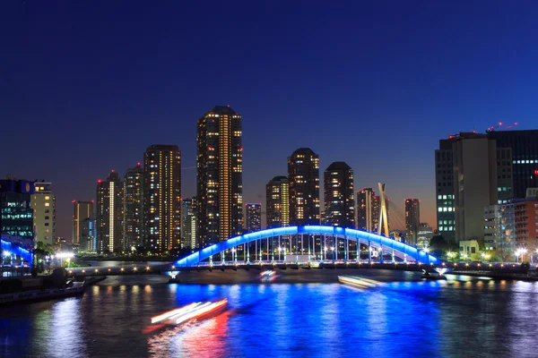 Eitai köprü ve Okawabata Rivercity 21 Tokyo alacakaranlıkta