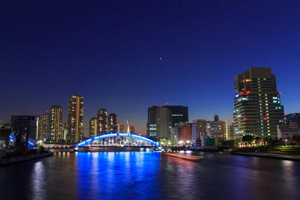 夕暮れ時の東京での大川端リバーシティ 21 と永代橋 — ストック写真