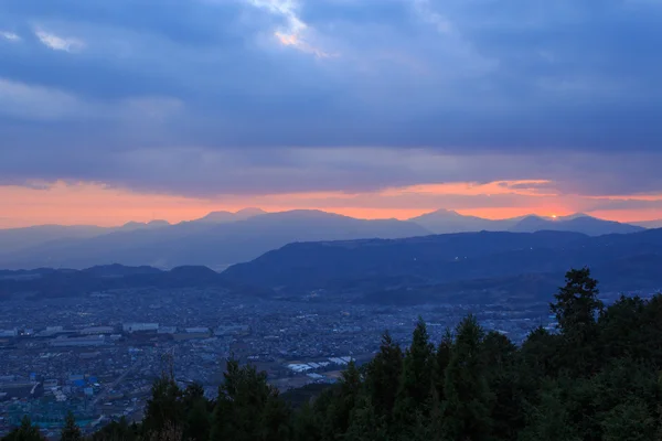 Vue du paysage depuis le col du Yabitsu au crépuscule à Kanagawa, Japon — Photo