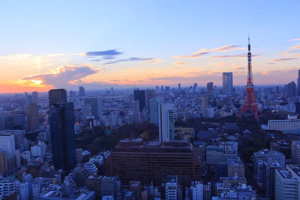A cidade de Tóquio e Torre de Tóquio iluminação olímpica — Fotografia de Stock
