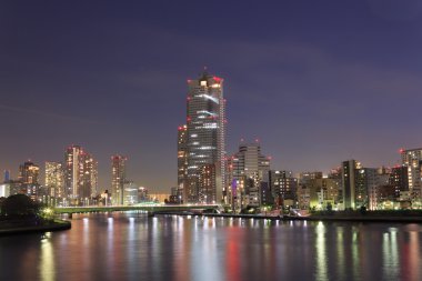 Alacakaranlıkta Tokyo gökdelen