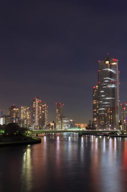 Alacakaranlıkta Tokyo gökdelen