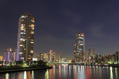 Alacakaranlıkta Tokyo gökdelen