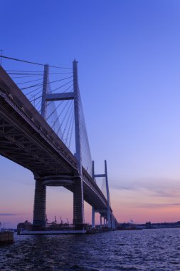 alacakaranlıkta Yokohama Körfez Köprüsü
