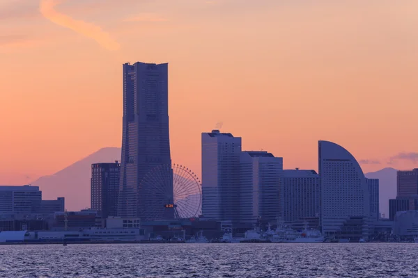 Arranha-céus em Minatomirai, Yokohama ao entardecer — Fotografia de Stock