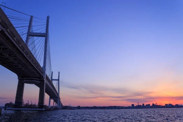 Alacakaranlıkta Yokohama Körfez Köprüsü — Stok fotoğraf