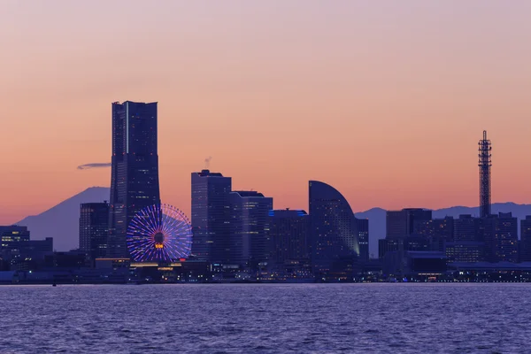 Ουρανοξύστης στο Minatomirai, Yokohama στο λυκόφως — Φωτογραφία Αρχείου