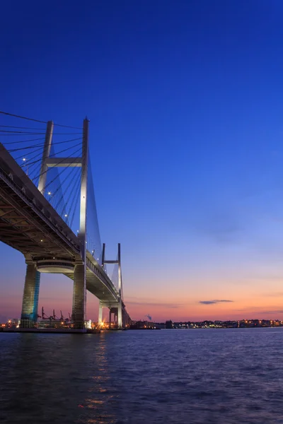 Yokohama Körfez Köprüsü alacakaranlık — Stok fotoğraf